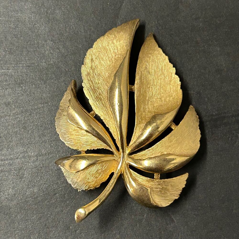 Vintage MCM‎ Crown Trifari Gold Tone Leaf Brooch Marked